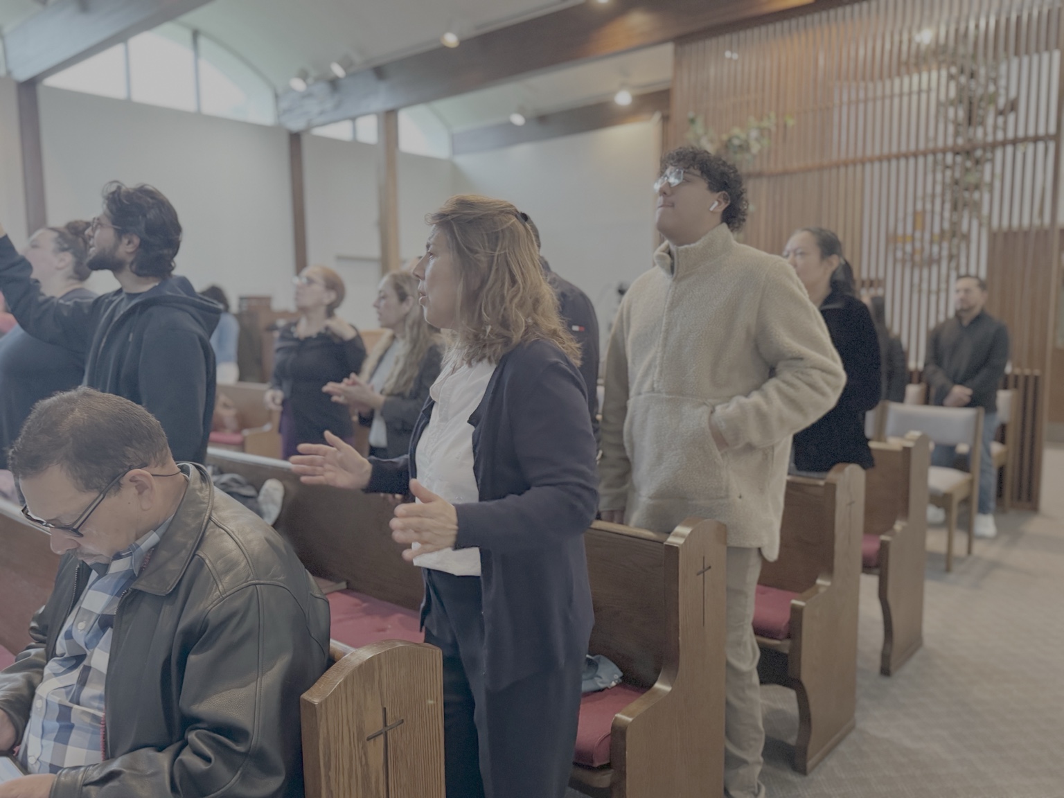 Miembros de la congregación durante el servicio