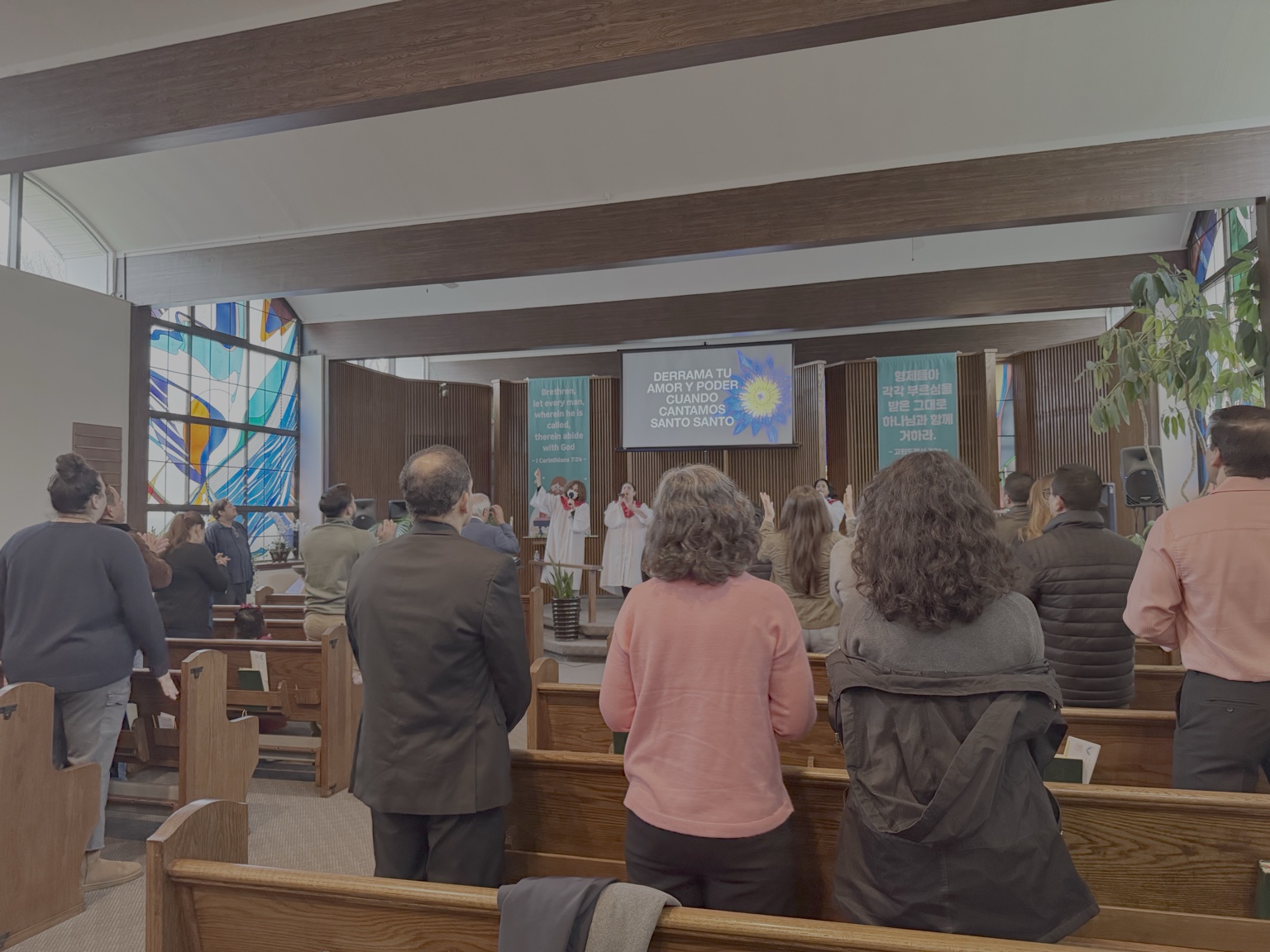 Congregación adorando reunida