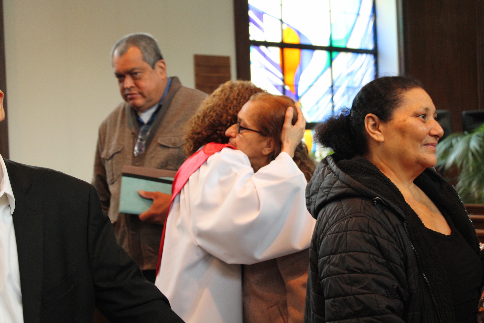 Miembros apoyandose en oración